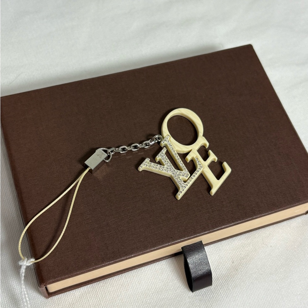 Authentic LOUIS VUITTON love phone/keychain with box duster and certificate - Picture 2 of 6